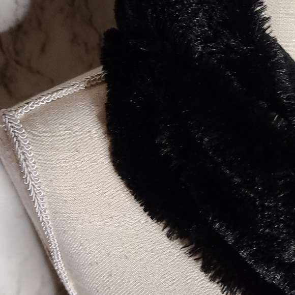 Faux shearling infinity scarf - Picture 2 of 3